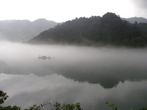 雾漫小东江