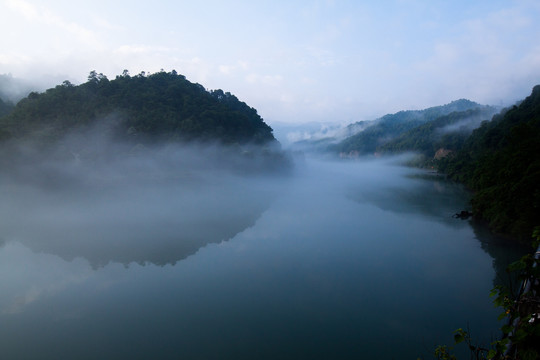 雾漫小东江