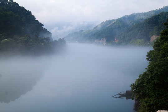 雾漫小东江