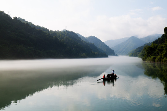 雾漫小东江