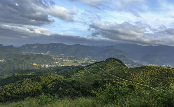 蓝天白云山脉民居自然风光