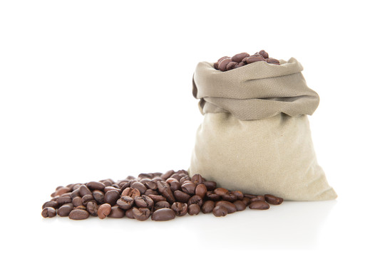 一袋咖啡豆和散落的咖啡豆