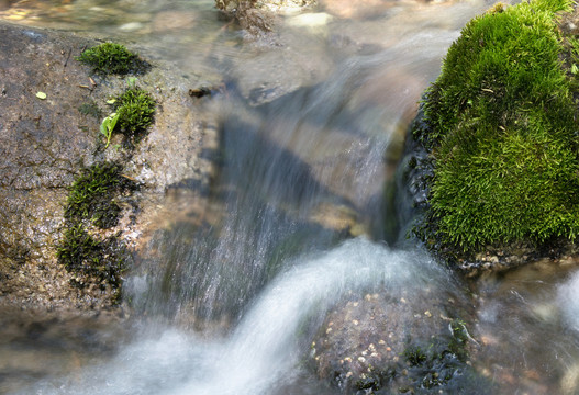 夏季户外大山里流淌的溪流