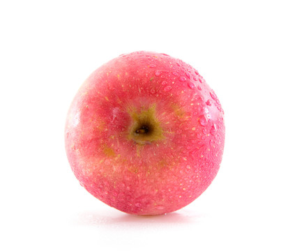 白背景上一个带有水滴的红苹果