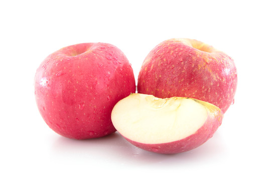 白背景上两个苹果和切开的苹果