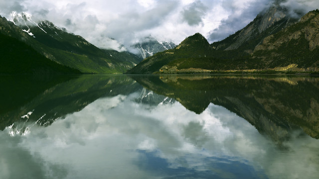 然乌湖旅游风光