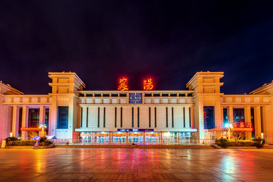 中国湖北襄阳火车站夜景