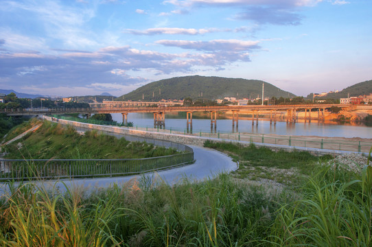 溪流边路桥景况