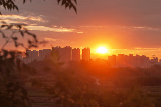 落日时候的城市边缘地带