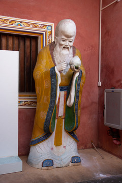 海南文昌孔庙内的寿星拿蟠桃塑像