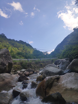 山涧溪流