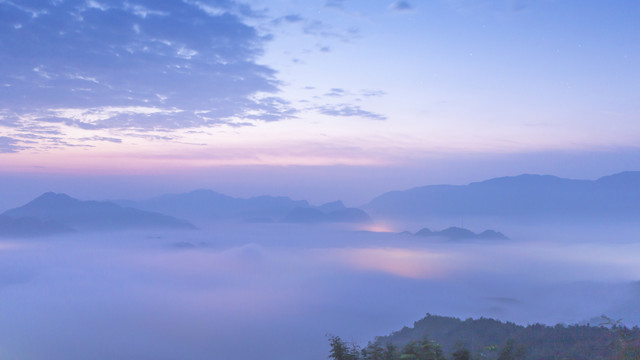 黎明蓝色天空晨雾山脉自然风光