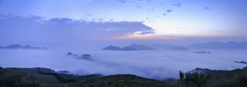 黎明蓝色天空晨雾山脉自然风光