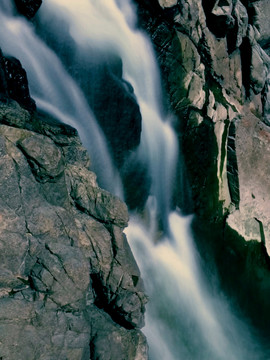 岩石水流