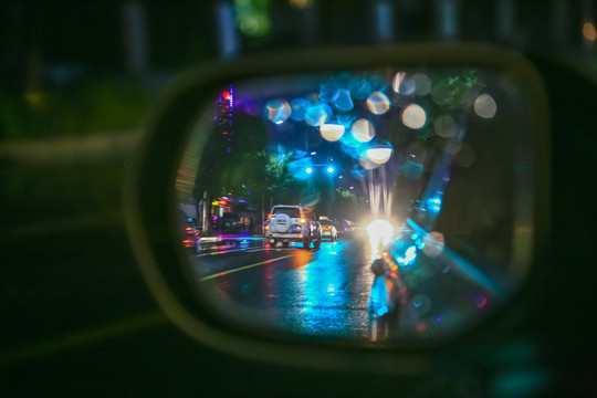 雨天马路夜景