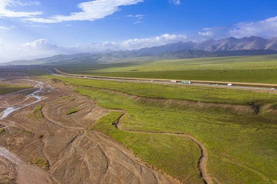 草原河流公路