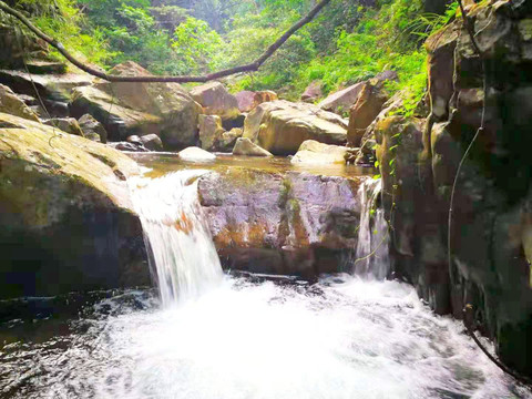 山溪流水