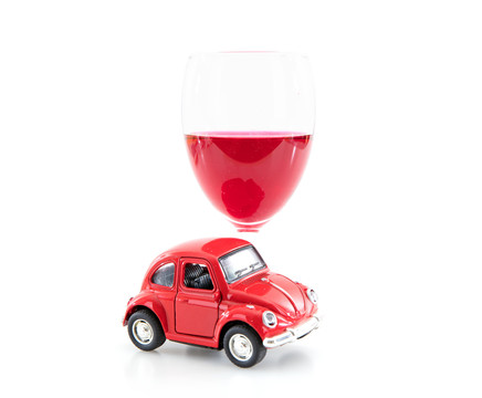 白背景上一杯红酒和一辆小汽车模