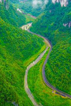 山谷里的路