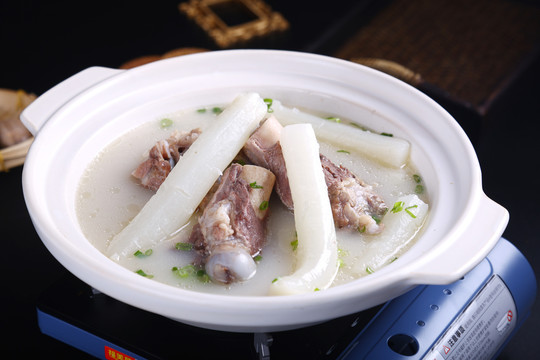 筒骨蘿卜湯