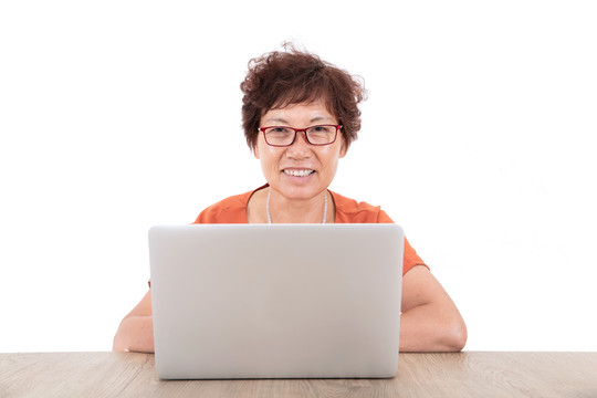 电脑面前的戴眼镜中国老太太