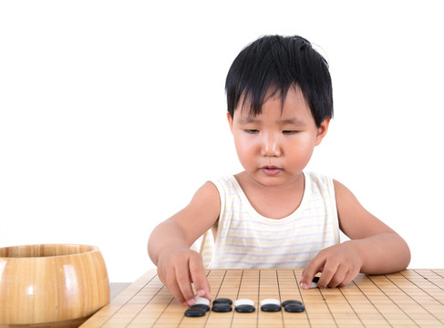 中国小女孩在认真的学习下围棋