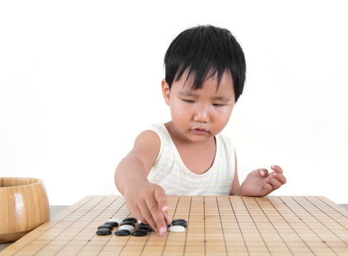 观察棋盘上棋子的中国小女孩