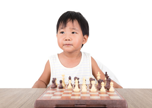 中国小女孩正在学习下国际象棋