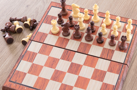一个国际象棋棋盘和一些棋子