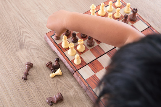 小孩子正在学习下国际象棋