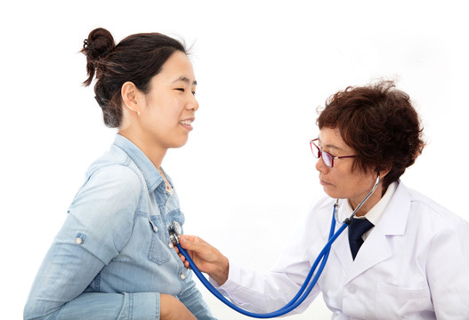 中国医生正用听诊器为患者听心率
