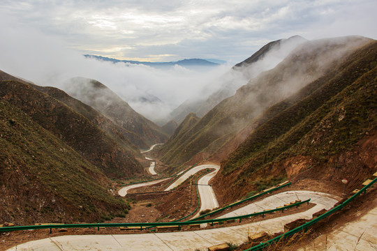 云雾高山蜿蜒山路