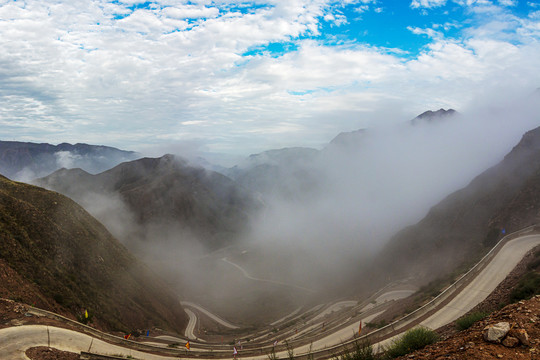 蓝天白云高山晨雾山路