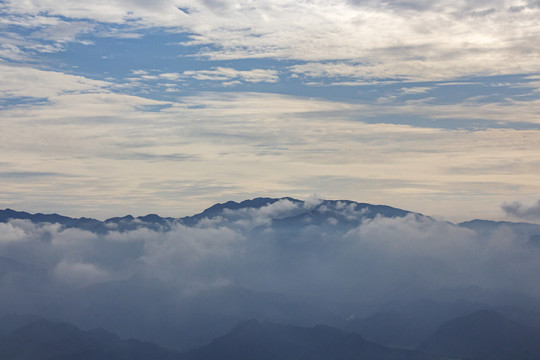 山峦云雾