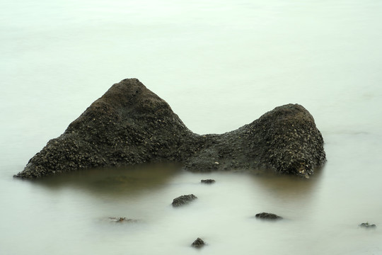 长曝光摄影海边石头