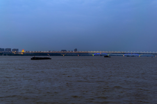 傍晚的南京长江大桥