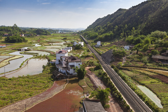 蓝天白云内昆铁路蜿蜒田野