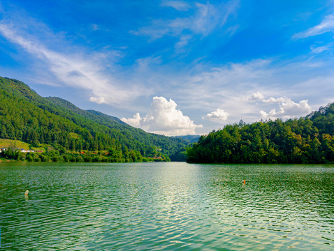 湖泊群山