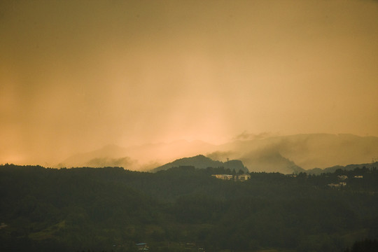 霞光万丈大山耶稣光