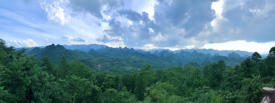 连南万山朝王驿站风景图