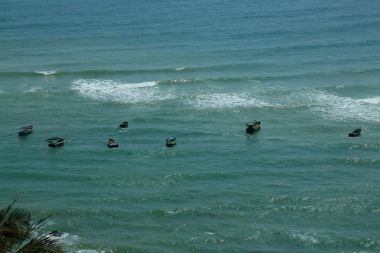 海湾渔船浪涛