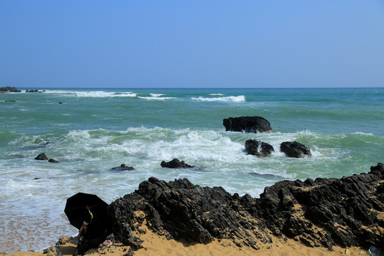 大海礁石浪花