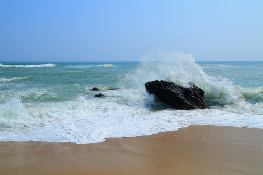 大海礁石浪花