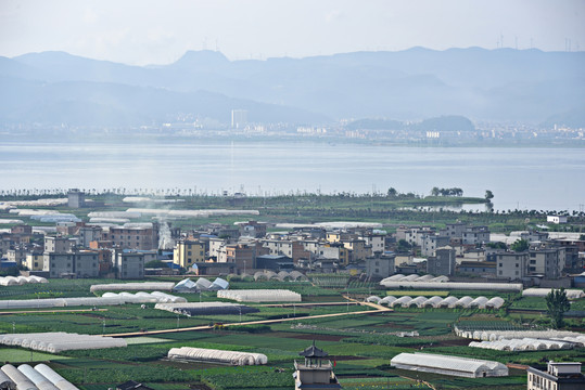 村庄湖泊远山