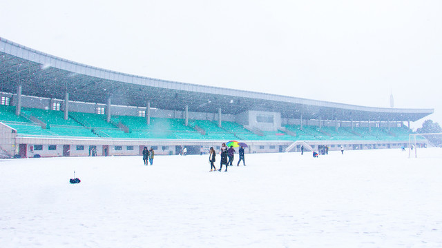 西操打雪仗