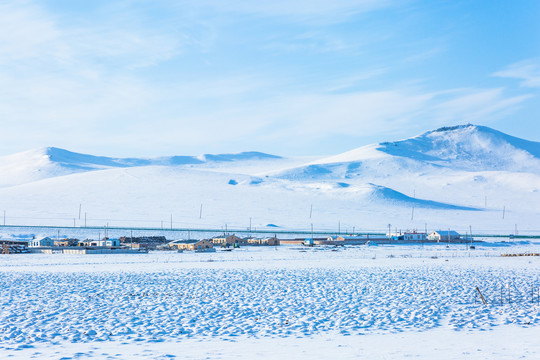 冬季雪原雪山村庄