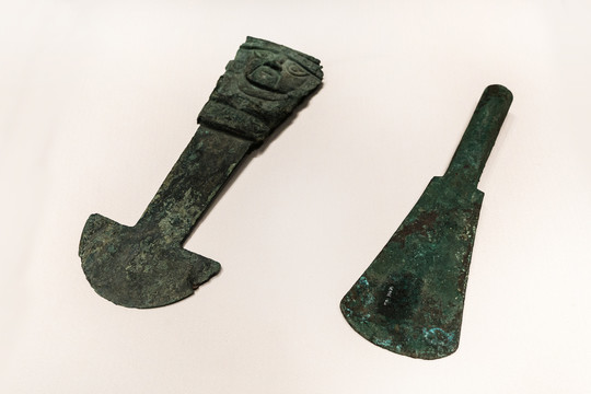 西坎文化祭祀铜刀和青铜挖掘工具