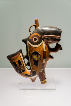 纳斯卡文化虎鲸形陶瓶