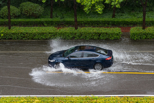 水中行驶的汽车