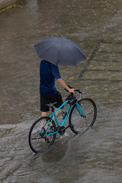 雨中行人